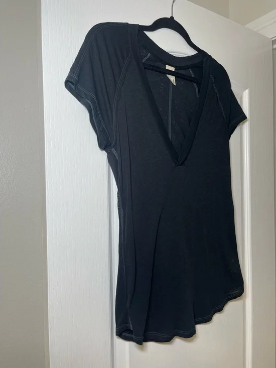 Free People We The Free Women’s Black V-Neck Short Sleeve Top Size Medium - Picture 3 of 10
